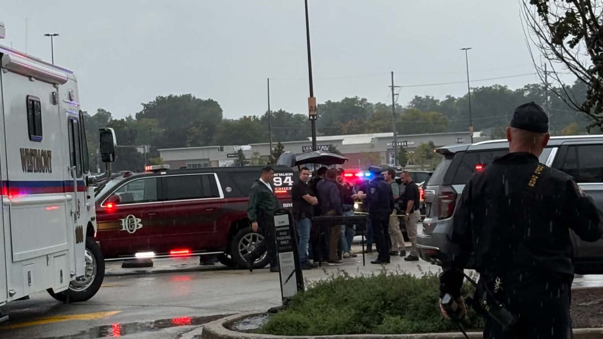 Oakbrook Center shooting leaves man dead, woman hurt Oakbrook Center shooting leaves man dead, woman hurt