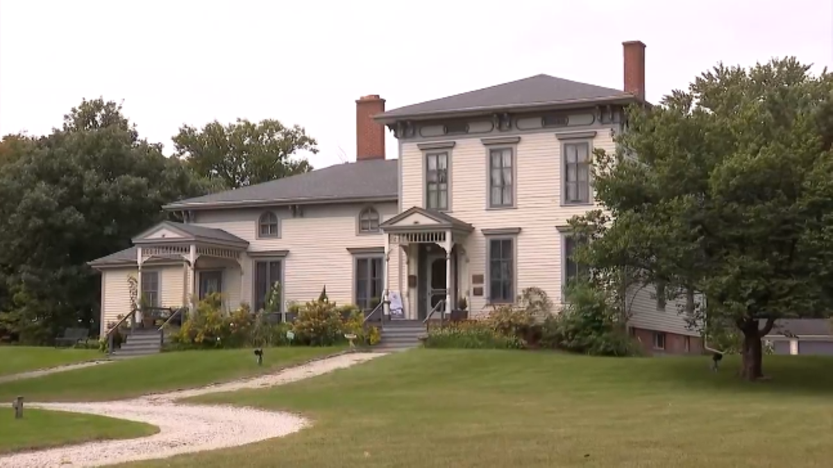 Chicagos oldest house raising funds to keep its doors open