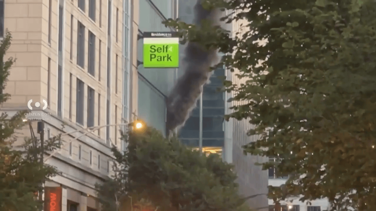 Plume of smoke billows from River North building near popular dining corridor Plume of smoke billows from River North building near popular dining corridor