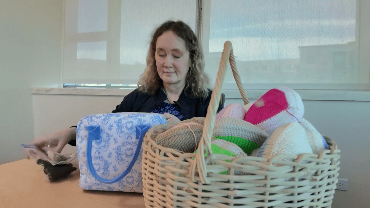 Breast cancer suvivor uses knitting to help other women heal