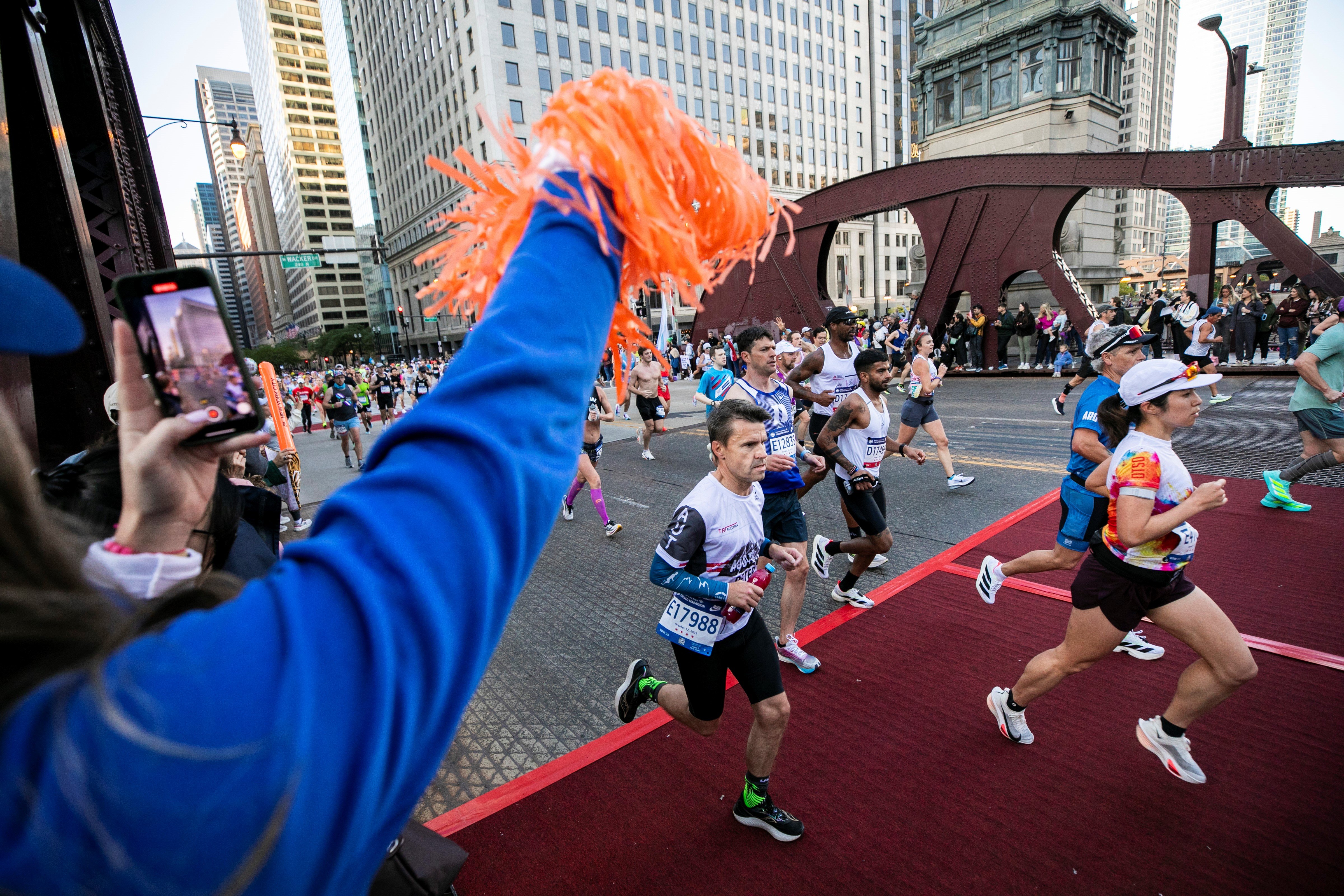 How many people are running the 2026 Chicago Marathon? A record is expected