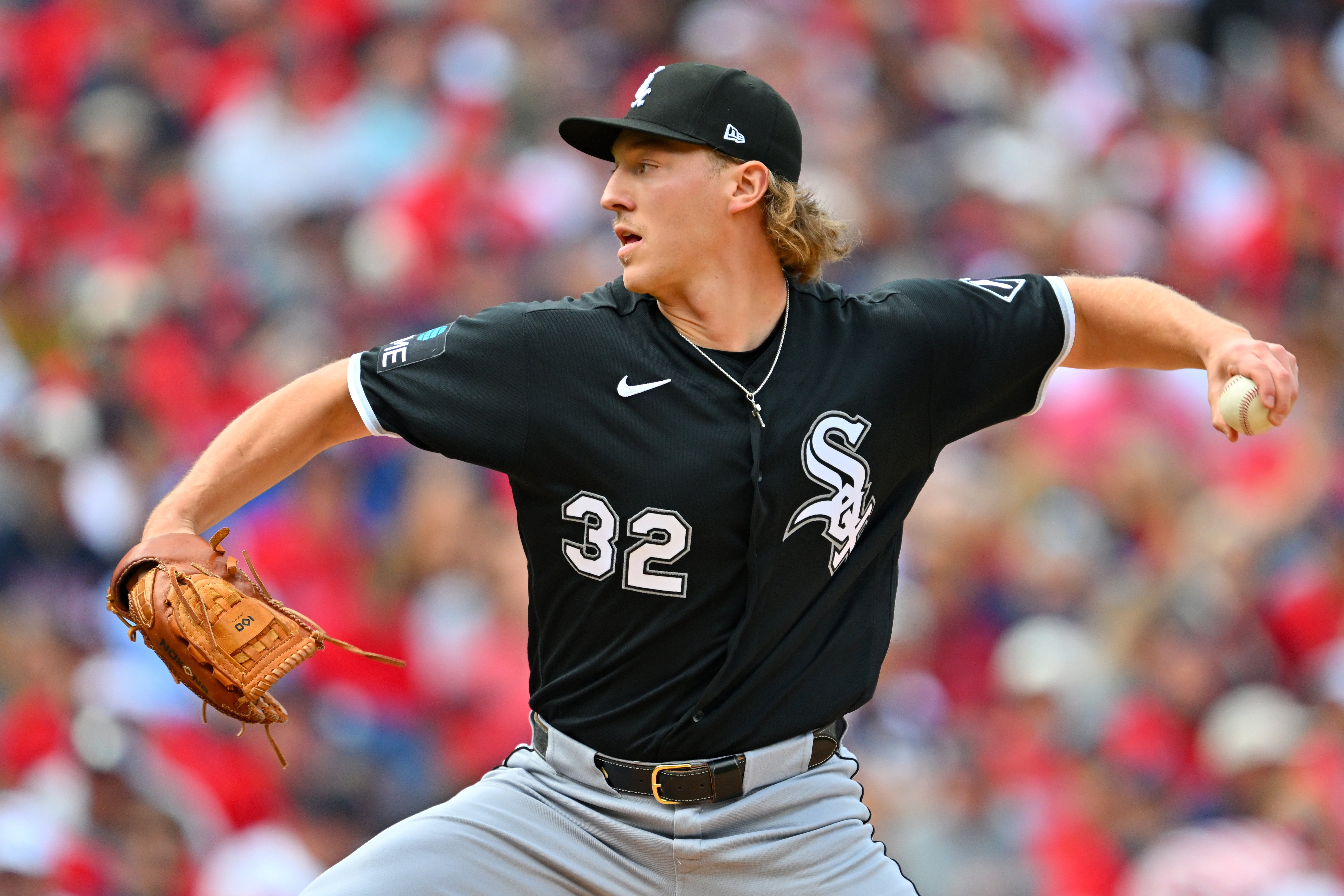 Who is pitching for the White Sox, Guardians in Game 4?