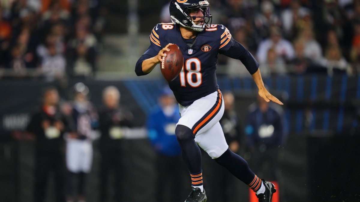 Caleb Williams throws 2 TD passes as the Bears beat Drake Maye and the Patriots 30-24