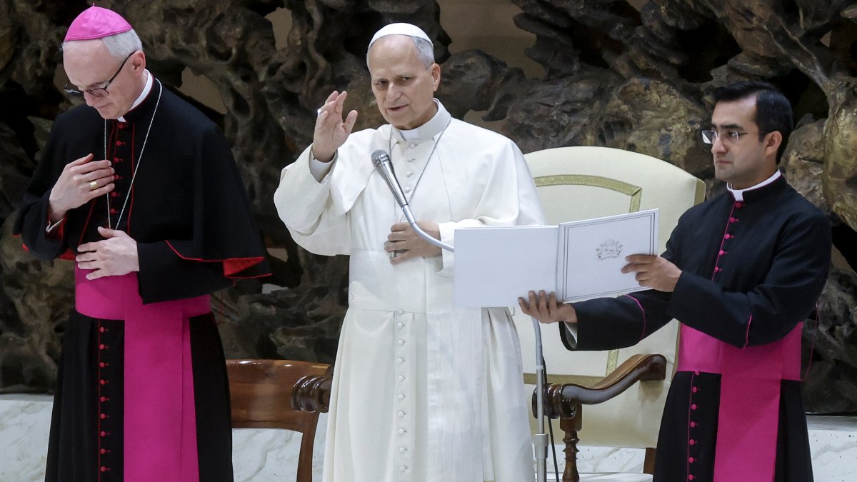 Pope Leo tells Villanova and Notre Dame basketball teams he is neutral