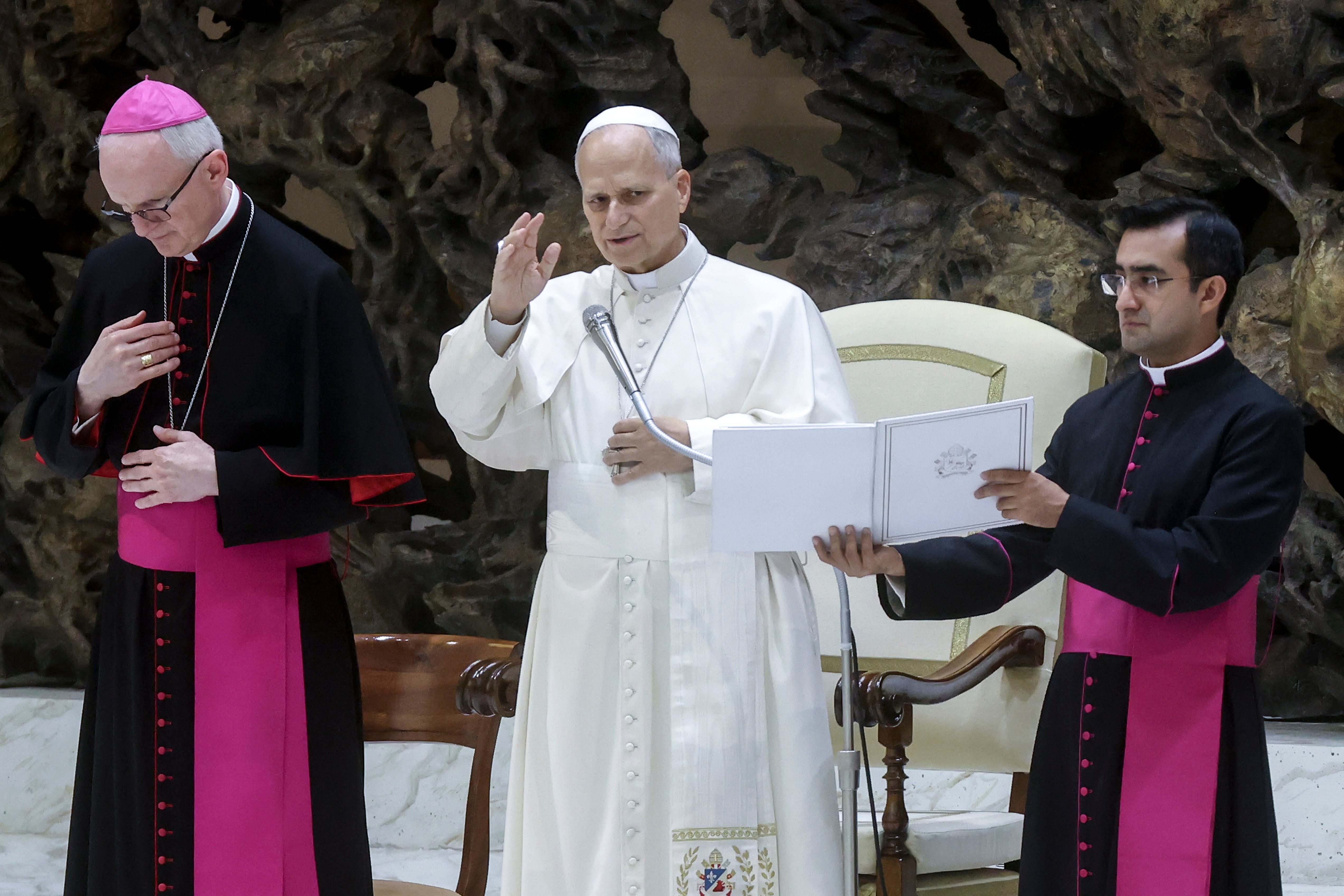 Pope Leo tells Villanova and Notre Dame basketball teams he is neutral