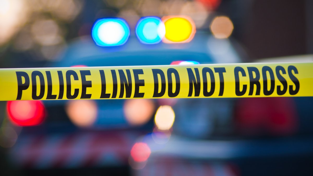 Three shot in broad daylight on Chicago sidewalk, police say