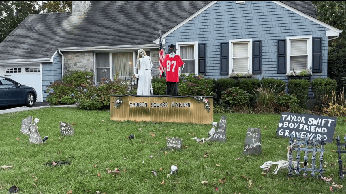 Taylor Swift's ex-boyfriends get buried in iconic Sleepy Hollow Halloween display