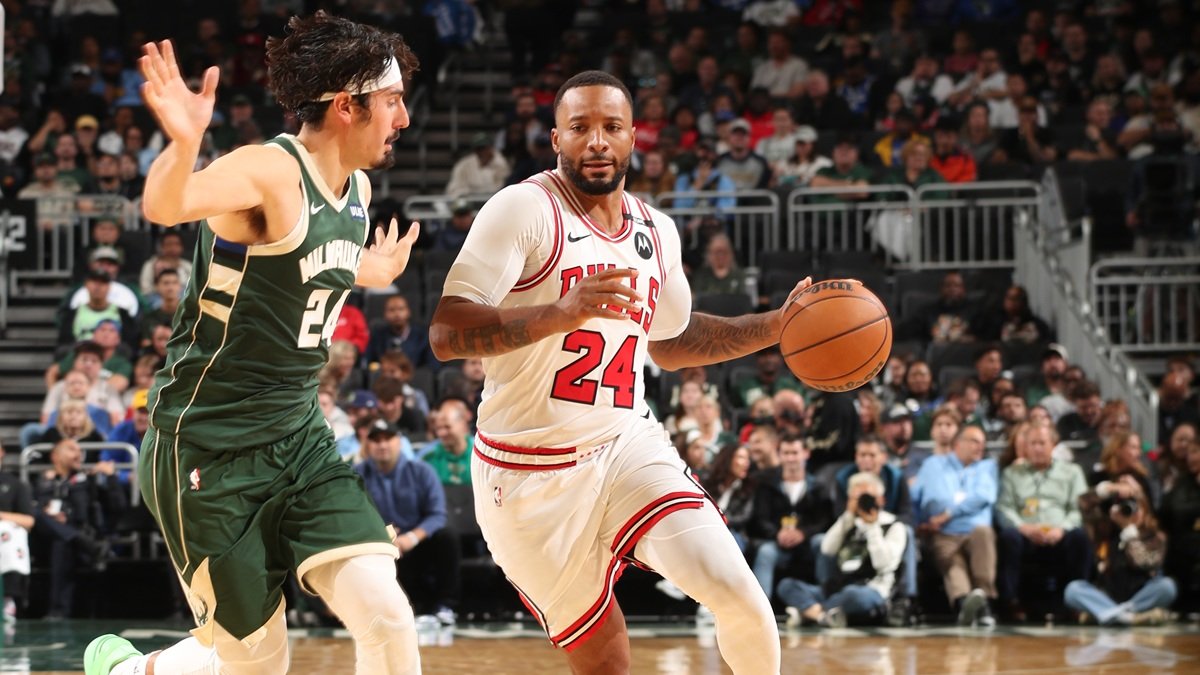 Powell scores 25 points to help the Bulls hold off the Bucks