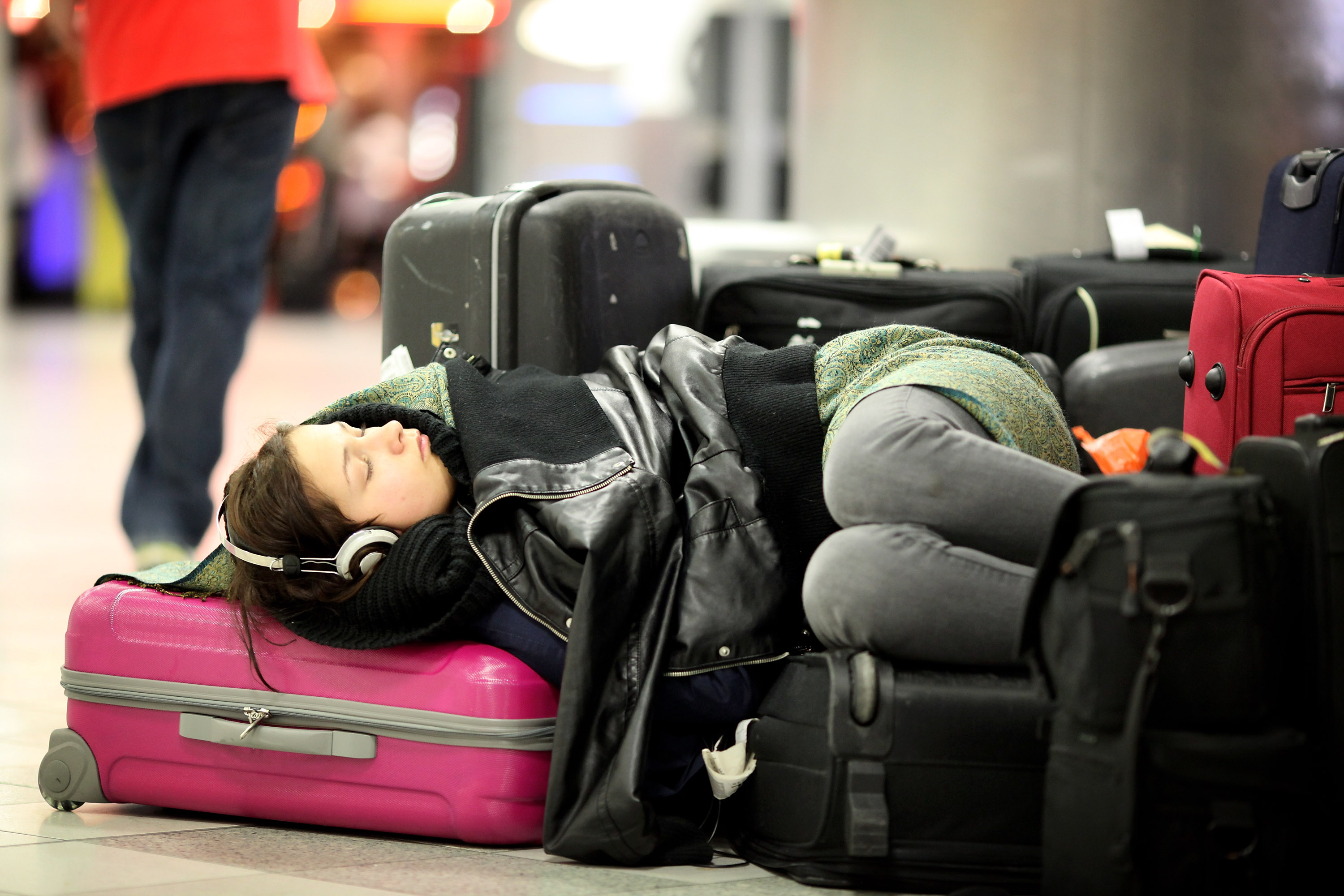 Уставшие звезды. Уставший человек в аэропорту. Ночевать в аэропорту. Турист с чемоданом.